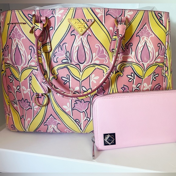 Authentic Prada RARE FAiRY Runway Edition
Saffiano Lux Stampata Gardeners Tote - Picture 3 of 12